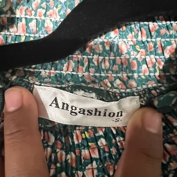 Elegant Floral Smocked Blouse in Green and Pink - Picture 3 of 4